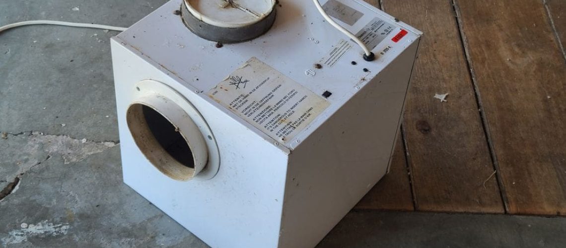 Exemple d'installation d'une hotte aspirante avec moteur déporté dans une cuisine moderne