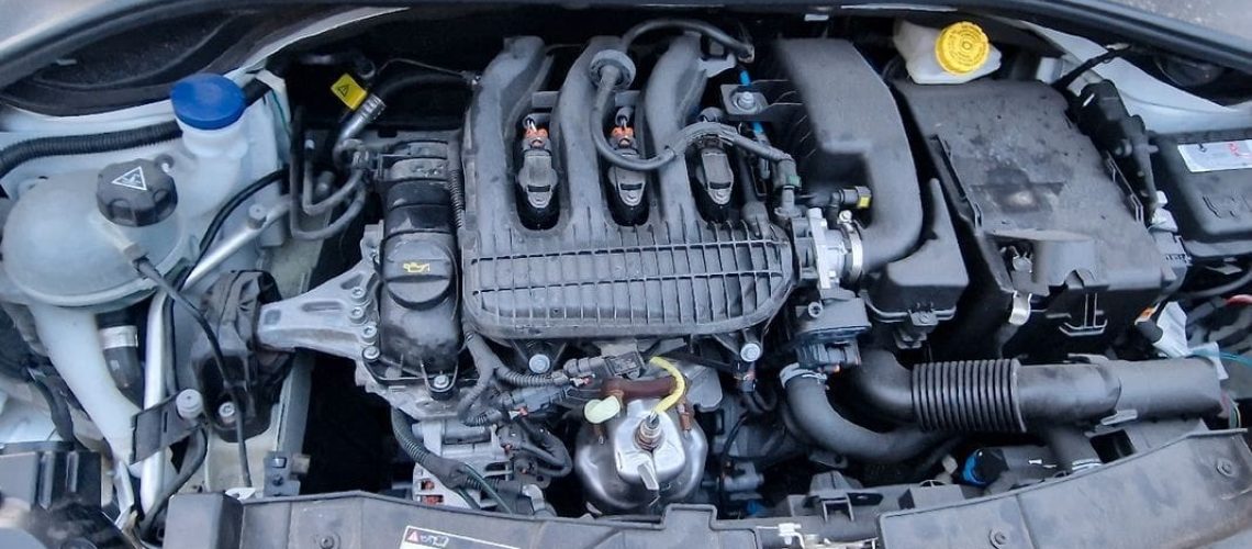 Gros plan sur un moteur 1.2 PureTech, illustrant sa conception et ses composants.