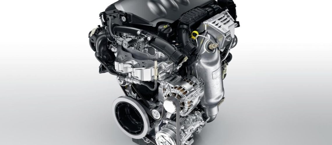 Gros plan sur un moteur 1.2 PureTech, connu pour ses problèmes de fiabilité