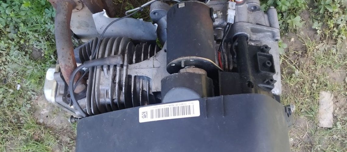 Ancien moteur de tondeuse autoportée Briggs & Stratton 14.5 HP en vue rapprochée