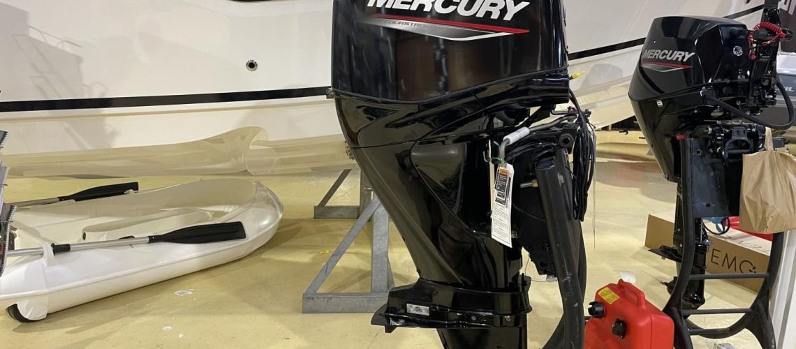 Moteur hors-bord Mercury F50 d'occasion monté sur un bateau en vente