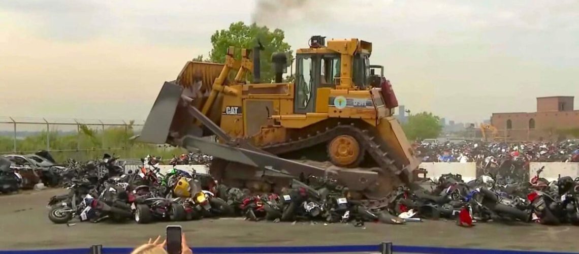 moto-distrutte-bulldozer.jpg