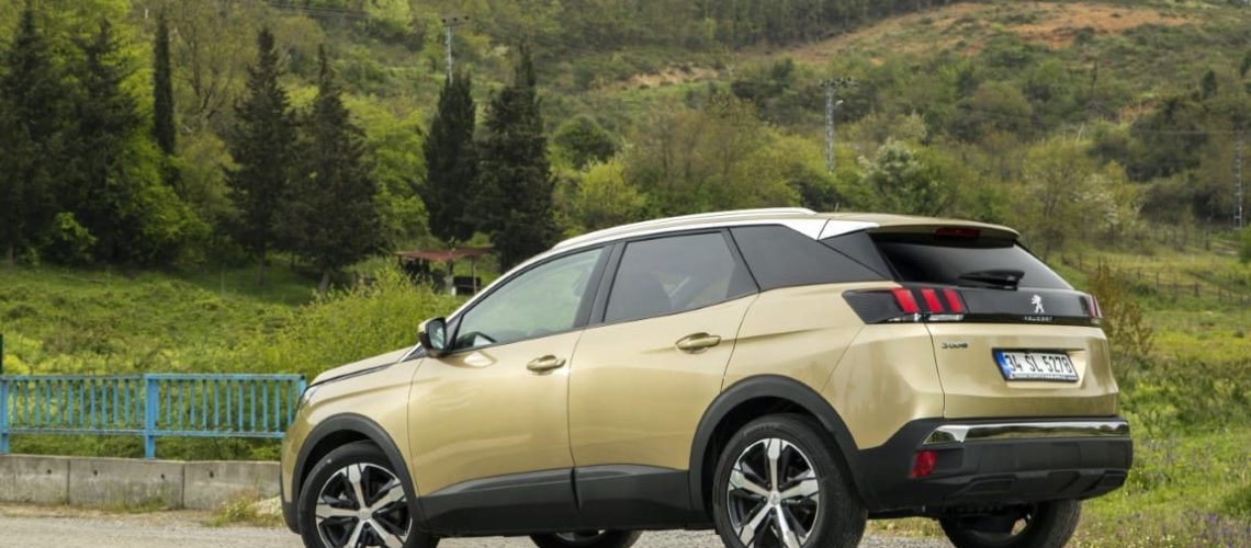 Vue latérale d'une Peugeot 3008, modèle concerné par des problèmes de fiabilité