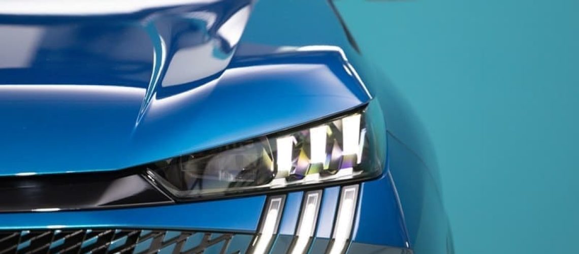 Peugeot e-3008, un SUV électrique robuste et imposant
