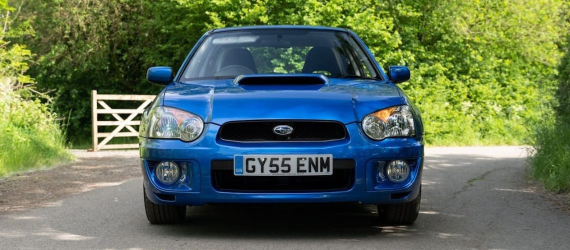 Subaru Impreza WRX équipée du Prodrive Performance Pack en pleine accélération