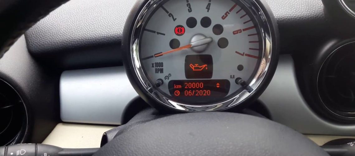 Tableau de bord Mini Cooper affichant plusieurs voyants lumineux avec leurs significations