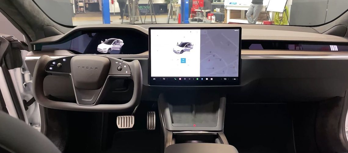 tesla-model-s-plaid-yoke.jpg