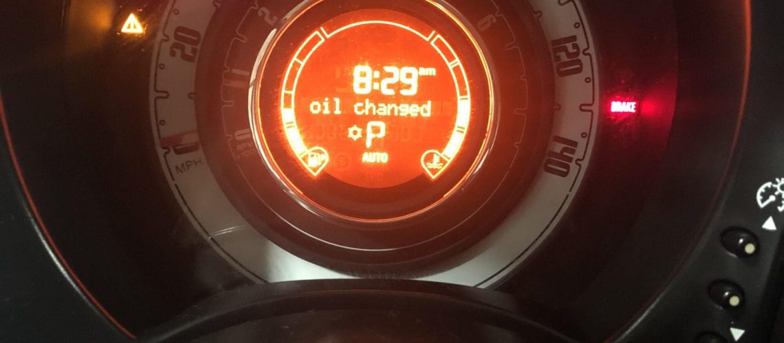 Triangle d'alerte allumé sur le tableau de bord d’une Fiat 500 POP 2014