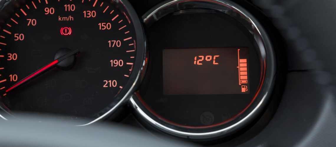 Voyant allumé sur le tableau de bord d'une Dacia Sandero expliquant les alertes courantes