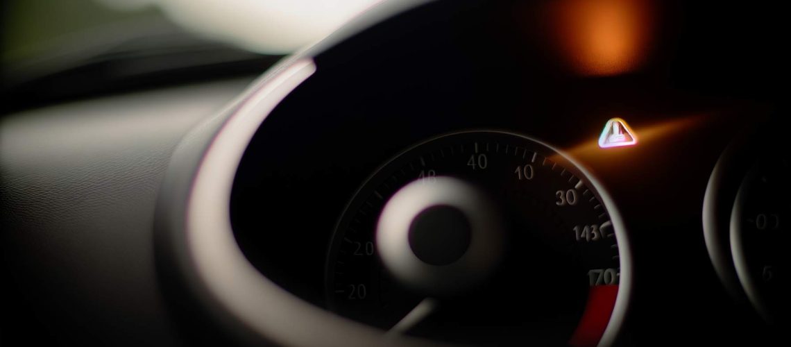 Voyant moteur allumé sur une Dacia Sandero 3 avec illustration des causes