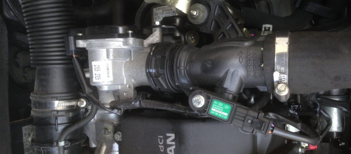 Voyant moteur rouge allumé sur le tableau de bord d’un Nissan Qashqai 1.5 dCi