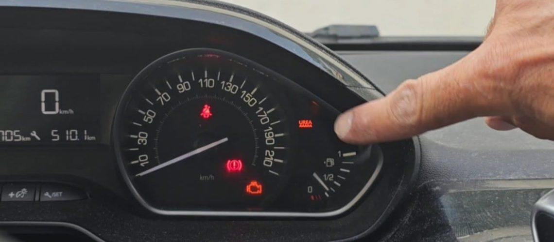 Voyant orange moteur allumé sur le tableau de bord d'une Peugeot 208