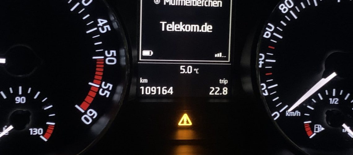 Voyant orange avec point d'exclamation allumé sur le tableau de bord d'une voiture