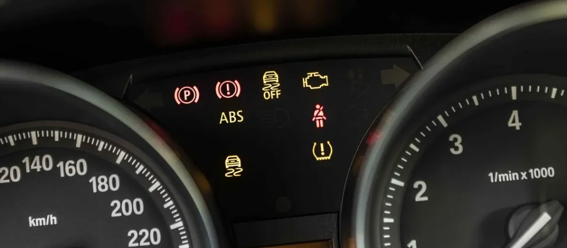 Voyant point d'exclamation allumé sur tableau de bord de voiture – explication des causes possibles