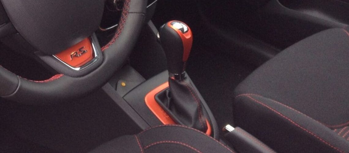 Voyant SERV allumé sur le tableau de bord d'une Renault Clio 2
