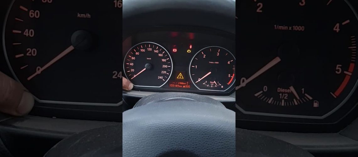 Tableau de bord affichant plusieurs voyants allumés sur une BMW Série 1