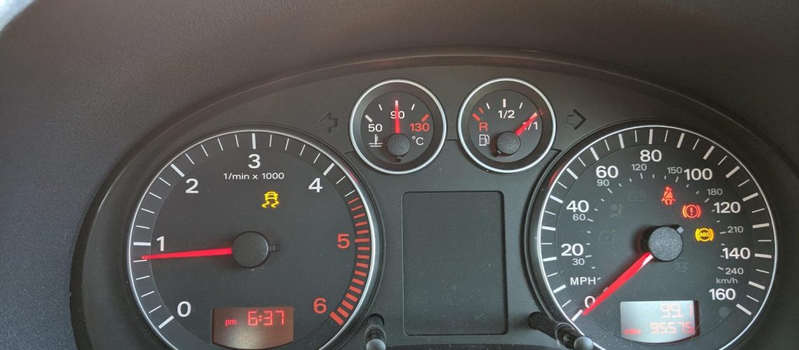 Tableau de bord d'Audi A3 avec voyants ESP et ABS allumés