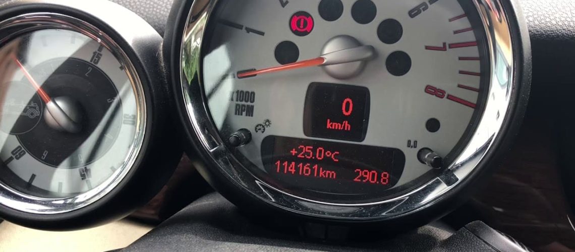 Tableau de bord d'une Mini Cooper affichant les principaux voyants lumineux