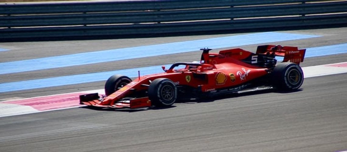 formule 1 qui roule vite
